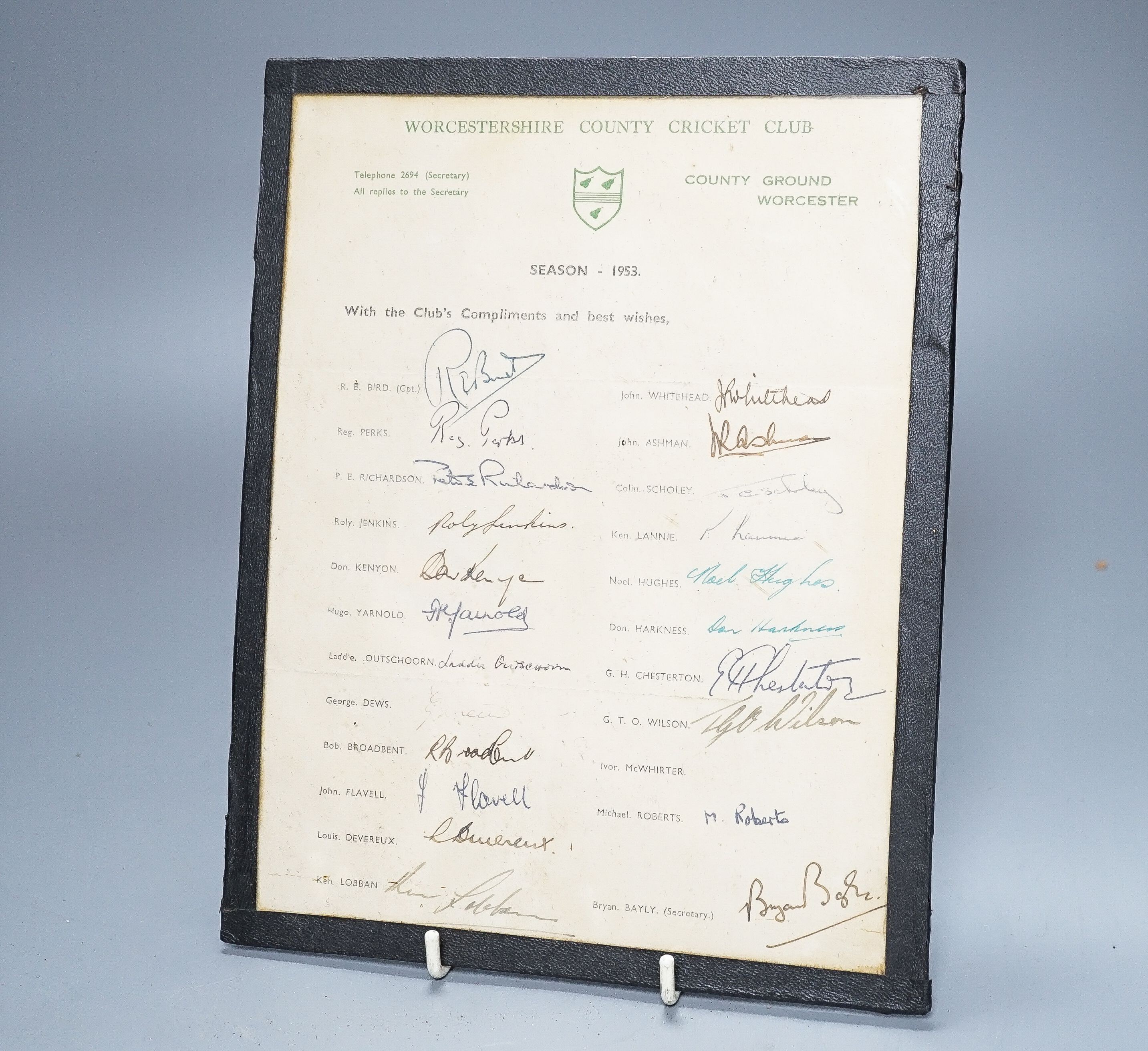 1950s cricket signatures for Australian and England Ashes teams 1954-5, Kent, Worcester and Hants cricket teams and facsimile Arsenal 1952-53 First division winning side